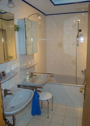 Apartment | Bathroom | Towels - Holiday Apartment 1S oak Grove (Lindberg)