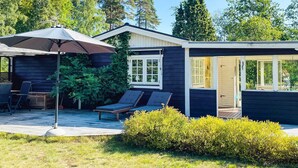 Uma casa moderna com área de varanda, espaço de estar coberto e porta visível para um alpendre.