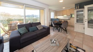 Un appartement moderne comprenant un salon, un coin repas et une cuisine.