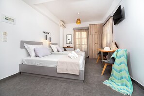 1 bedroom, premium bedding, Tempur-Pedic beds, laptop workspace - Marina's studios (Santorini)
