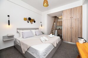 1 bedroom, premium bedding, Tempur-Pedic beds, laptop workspace - Marina's studios (Santorini)