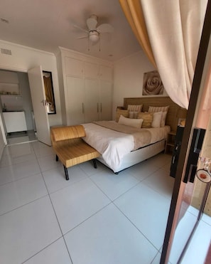 4 bedrooms, iron/ironing board, WiFi, bed sheets - Ledimor Guesthouse 
offers a 4 star accommodation. A stone away from Kruger  (Polokwane)