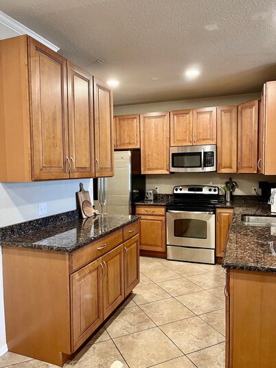 Gated Condo, Heated Pool, Spa, Gym, Near Zoo