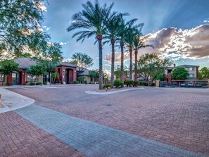 Property grounds - Gated Condo, Heated Pool, Spa, Gym, Near Zoo (Phoenix)