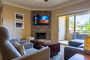 TV, peis og kontorer