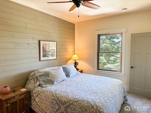 2 bedrooms, desk, iron/ironing board, WiFi