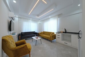 43-inch TV with satellite channels - The Dalaman Suites & Pension Dalaman Airport 10 km (Dalaman)