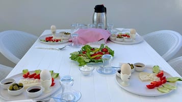Daily local cuisine breakfast (TRY 450 per person)