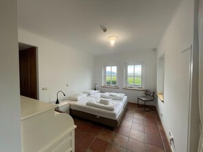 House | 4 bedrooms, individually furnished, bed sheets