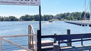 Uitzicht op het water met een bordje 'KARÖN' dat een restaurant, rugby en slecht weer aangeeft.