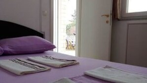 A room with a bed, a window, and a door. - Apartment Mijatovic (Vodice)