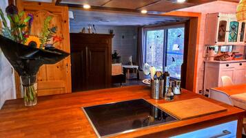 Nhà | Bếp riêng | Ấm điện, ghế cao cho trẻ em