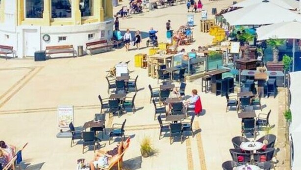 A beachside café with outdoor seating and a view of the beach. - Bunte Kuh Comfortable Holiday Residence (Borkum)