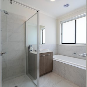 Shower, hair dryer, towels, soap - Modern new Homly House at Clyde (Clyde)