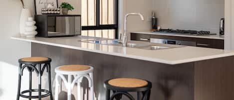 Cafetera y tetera, refrigerador, microondas y horno