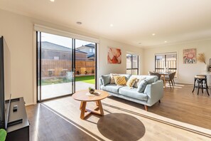 Smart TV - Modern new Homly House at Clyde (Clyde)