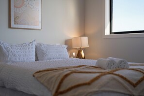 5 bedrooms, travel crib, WiFi, bed sheets - Modern new Homly House at Clyde (Clyde)