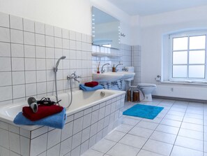 Apartment | Private kitchen | Toaster - Courtyard View - Manor by the Lake (Klein Upahl)