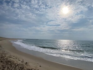 A beach with a clear sky, waves, and footprints in the sand. - 6 Person Holiday Home in Vestervig (Vestervig)