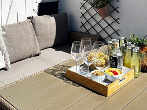 A wooden tray with glasses, bottles, and snacks on a deck. - 6 Person Holiday Home in Vestervig (Vestervig)
