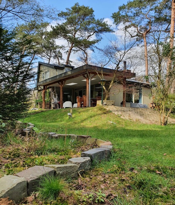 House | Garden - Great Villa With Recreation Room and Garden (Baarle-Nassau)