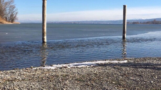 A frozen lake with two wooden posts in the water. - Holiday Apartment Am Buchbuhl (Stockach)