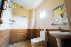 Zimmer, Gartenblick | Badezimmer | Dusche, Hausschuhe, Handtücher, Seife