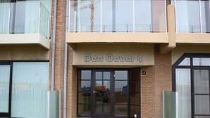 A building with a sign reading 'Den Oever 4' and a number '2' on the door. - Apartment in Nieuwpoort With Sea Views (Nieuwpoort)