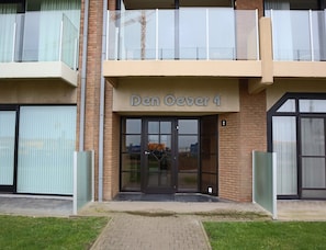 Un bâtiment sur lequel on peut lire l’inscription « Den Oever 4 » et où le numéro « 2 » est affiché sur la porte.