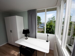 Room - Spacious Holiday Home With Private Jetty (Terherne)