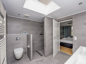 Bathroom - Spacious Holiday Home With Private Jetty (Terherne)