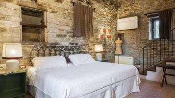 7 habitaciones, muebles diferentes y tabla de planchar con plancha