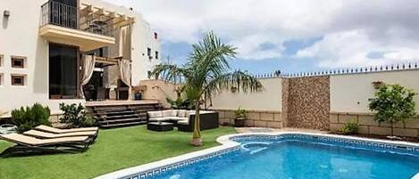 Villa | Pool | Indendørs pool, udendørs pool