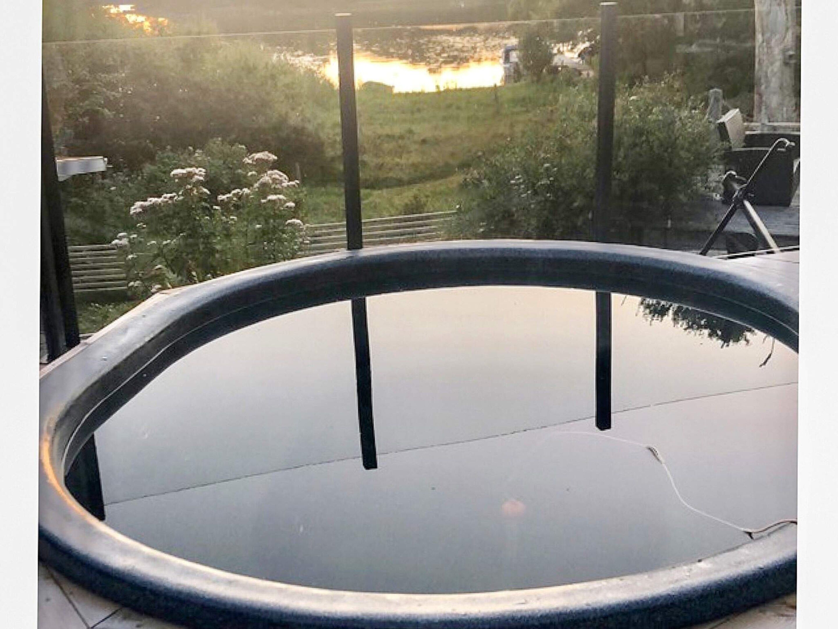 House | Outdoor spa tub