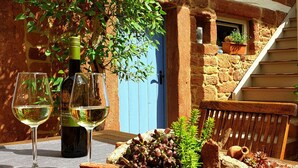 A rustic outdoor setting with a table set for a meal, featuring a bread basket and two wine glasses. - Ferieheisel - Everything, Except Usually! (Bad Bergzabern)