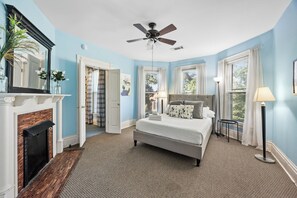 4 bedrooms, desk, iron/ironing board, WiFi