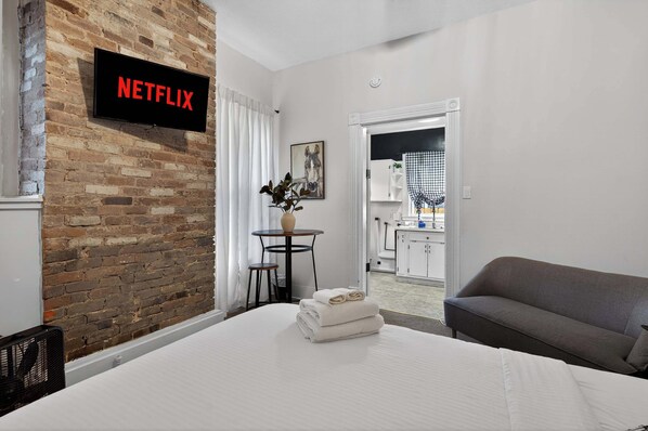 4 habitaciones, escritorio, tabla de planchar con plancha y wifi 