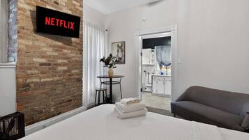 3 habitaciones, escritorio, tabla de planchar con plancha y wifi