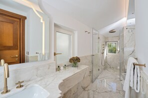 Classic Room, Balcony, Garden View | Bathroom | Free toiletries, hair dryer, bidet, towels - Villa Antiche Mura Relais (Sorrento)