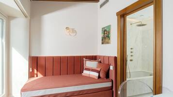 Camera Superior, balcone, vista giardino | 1 camera, una scrivania, Wi-Fi gratuito, lenzuola