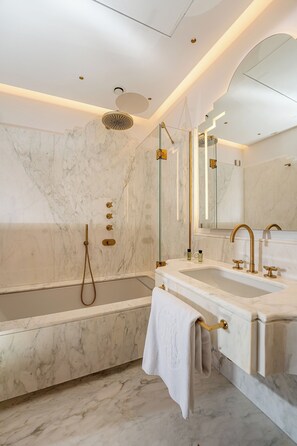 Habitación superior, balcón, vistas al jardín | Baño | Artículos de higiene personal gratuitos, secador de pelo, bidé y toallas
