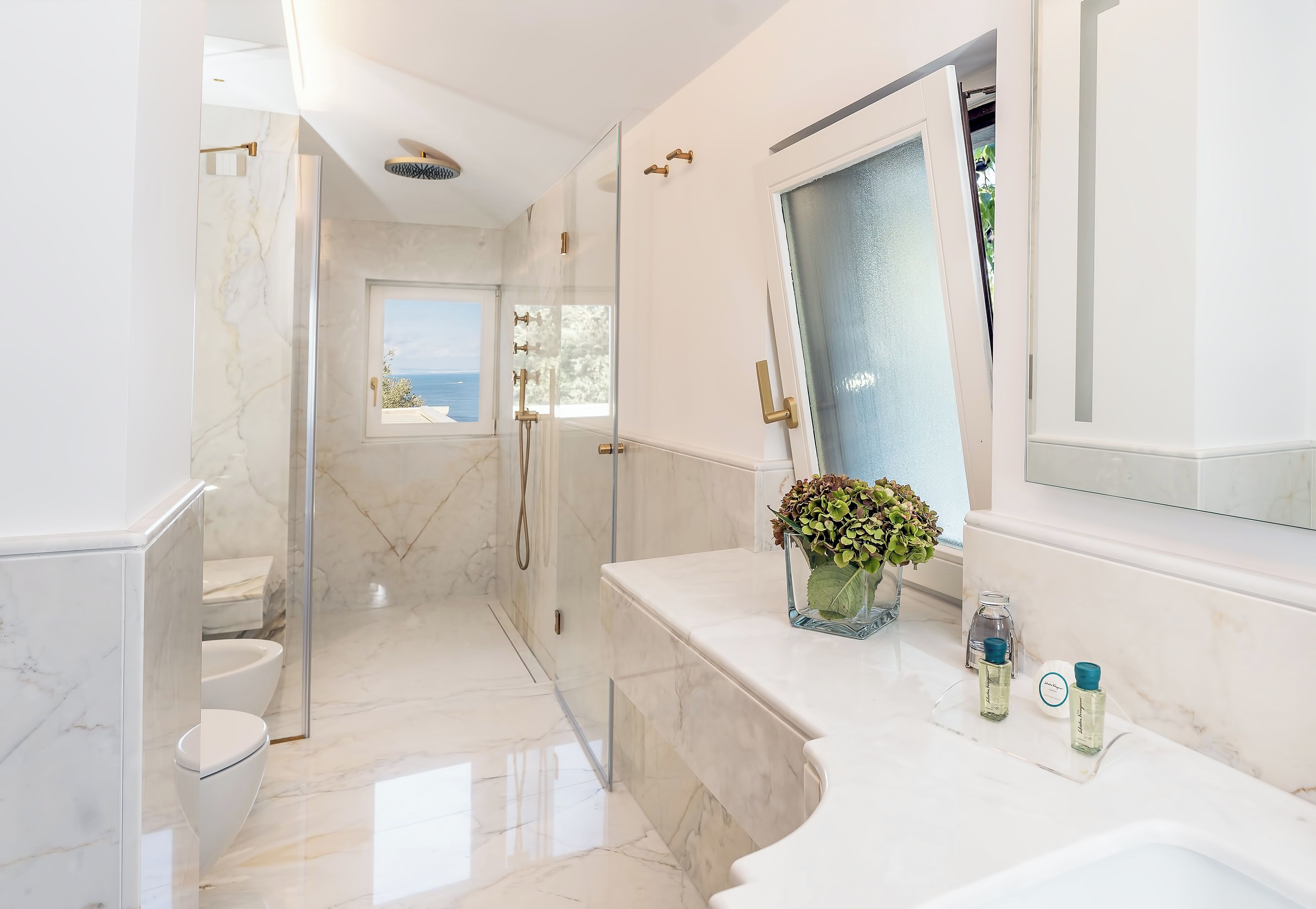 Camera Deluxe, balcone, vista mare | Bagno | Set di cortesia gratuito, asciugacapelli, bidet, asciugamani