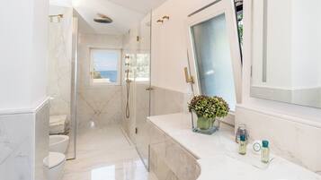 Camera Deluxe, balcone, vista mare | Bagno | Set di cortesia gratuito, asciugacapelli, bidet, asciugamani