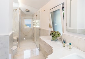 Deluxe-huone, parveke, merinäköala | Kylpyhuone | Ilmaiset hygieniatuotteet, hiustenkuivaaja, bidee, pyyhkeet