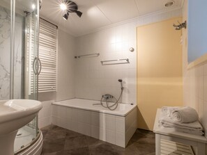 House | Bathroom - Welcoming Holiday Home With Garden (Biggekerke)