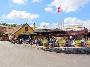 Outdoor dining - 5 Person Holiday Home on a Holiday Park in Gudhjem (Gudhjem)
