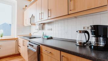 House | Private kitchen | Oven, electric kettle, toaster