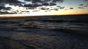 A beach with waves and a sunset in the background. - Seahorse Modern Retreat (Ostseebad Ahrenshoop)