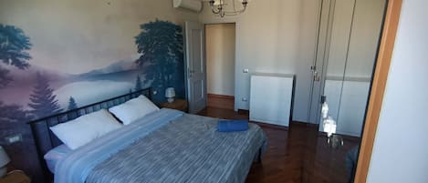 2 habitaciones, tabla de planchar con plancha y cuna de viaje