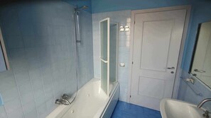 Boblebad, hårføner, bidé og håndklær